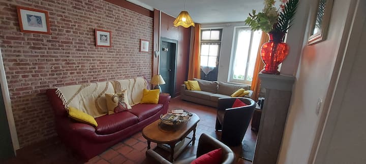 Dnevni boravak s prostorom za opuštanje, televizorom, glazbom, udobnim i toplim prostorom za čitanje