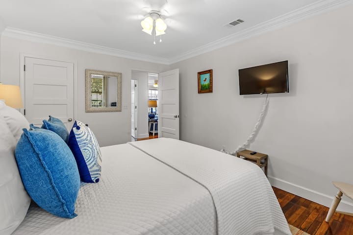 Queen Bed in Bedroom overlooking the Courtyard.