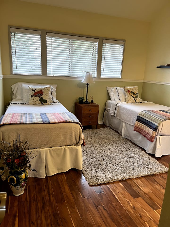 这个布置精良的空间也为两个人提供了自己的睡眠空间。 斯卡吉特谷（ Skagit Valley ）农田的美景。 包括衣柜空间和带椅子的小写字台。 