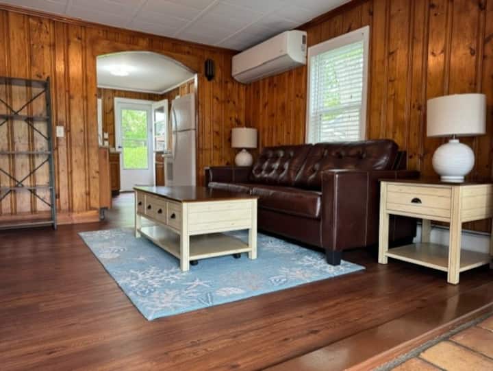 Lovely Waterfront Cottage, Minutes From The Beach - Narragansett, RI