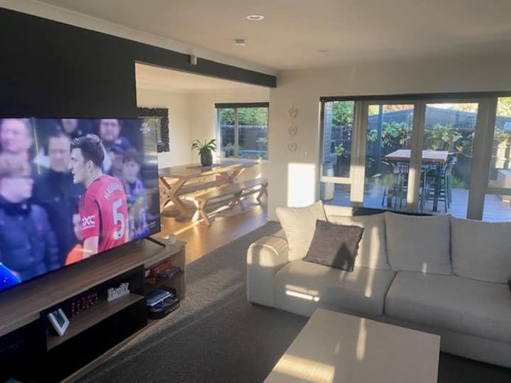 Modern 5-bedroom Gem - Christchurch