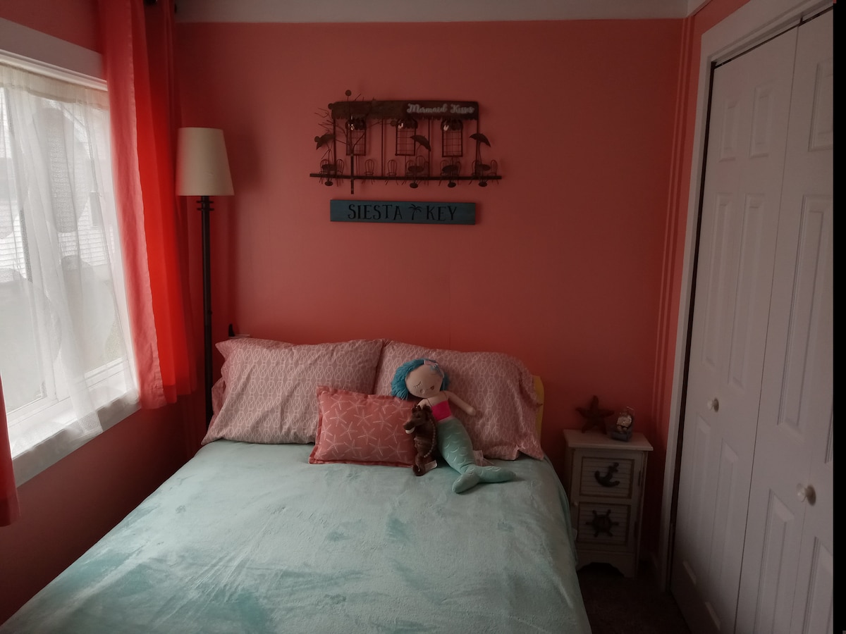 ห้องนางเงือกปะการังเตียงขนาดใหญ่นอนได้ 2 คน
ห้องนอนแต่ละห้องมีพัดลมอยู่ในนั้น