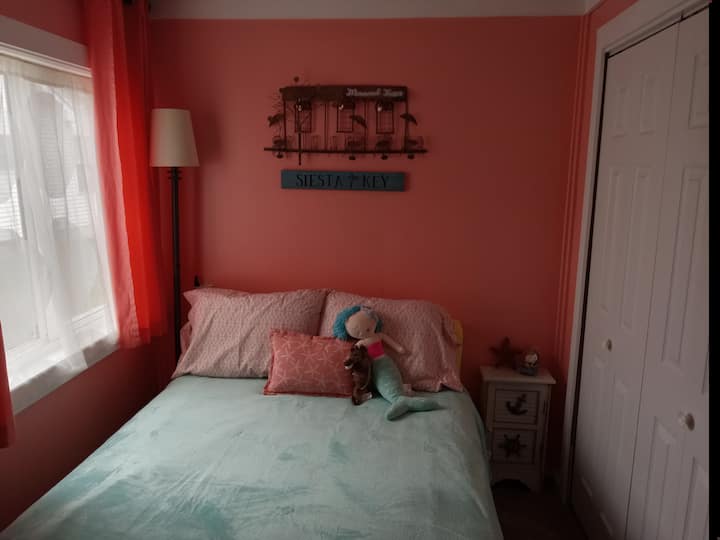 Coral Mermaid Room full size bed sleeps 2
Varje sovrum hade en fläkt i sig.