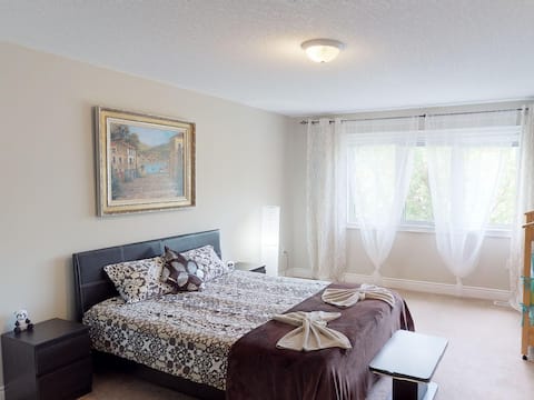 Family Friendly 6Bdrm 6 Bath Home with a Backyard.