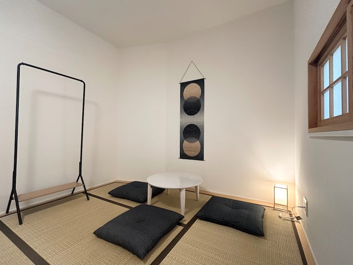 Chumba 3 cha kulala cha mtindo wa Kijapani
Magodoro ya kupumzika na kupumzika na futoni 3.