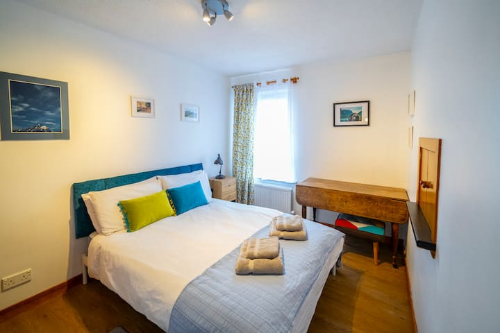 двойна спалня, с маса в ъгъла и вградена в склада, тази спалня се намира до всекидневните, вижте плана на етажа за оформлението.