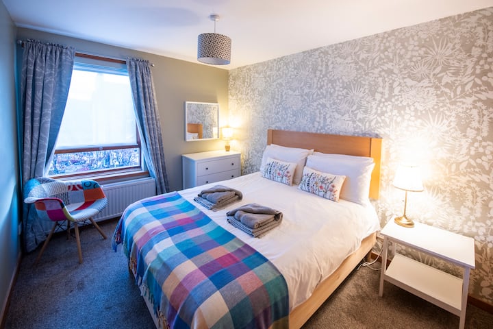 Основна спалня, голямо легло, изглед към градината, с голям гардероб за съхранение 