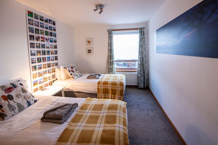 Стая с 2 отделни легла, просторна, до главната спалня , с изглед към градината, с голям вграден гардероб