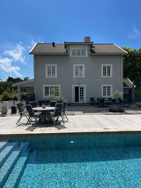 Big house with pool, jacuzzi, close to the sea