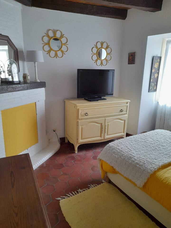 Ქვედა საძინებელი საწოლი 130 სმ, უჯრის გულმკერდი, ტელევიზორი.