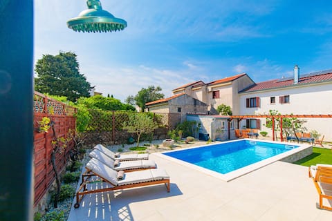 Holiday home with 2 apartments and a heated pool