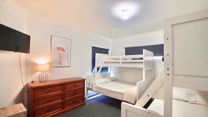 Velika 5. spavaća soba s TV-om. – 2x bračni krevet s krevetom na kat iznad