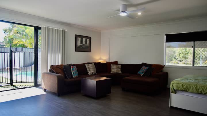 Druga dnevna soba za tinejdžere s igraćim aparatom koji vodi do bazena