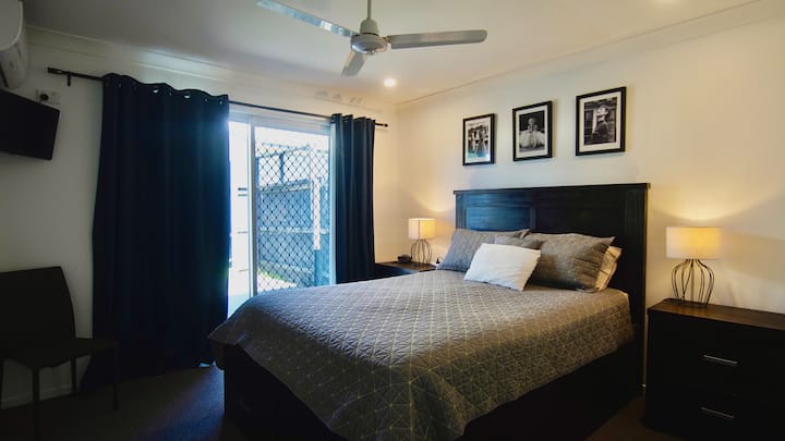 Glavna spavaća soba - bračni krevet (širine 150-179 cm) i privatna kupaonica