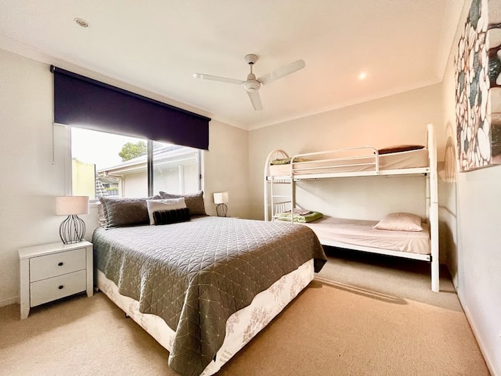 Druga spavaća soba - bračni krevet (160x200) i 2 kreveta za jednu osobu