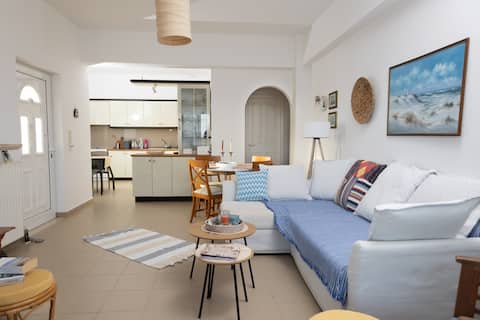 Top performing Airbnb: Makry Gialos Seafront Holiday House in Δήμος Ιεράπετρας