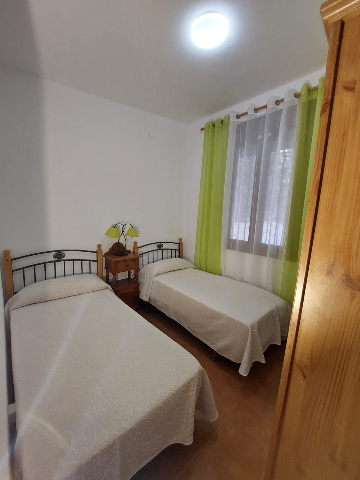 Dva kreveta za jednu osobu dimenzija 90 x 190 cm zalijepljena za zid i središnja stepenica. Noćni ormarić sa svjetiljkom i općim svjetlom u stropu. Vanjski prozor s mrežom, kristalima protiv buke i roletama za one koji ne žele da ih probudi svjetlost. 