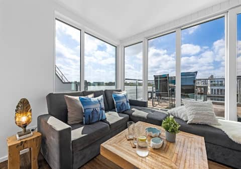 Swimming Lounge - the swimming holiday home