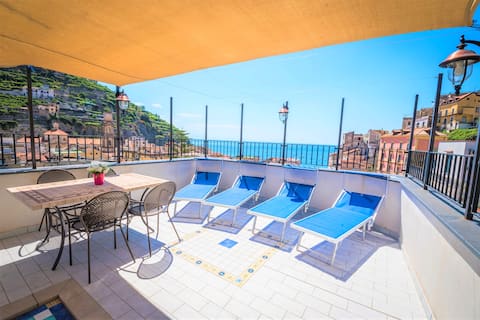 Sea Views House w/Solarium/Rooftop • Walk to Beach