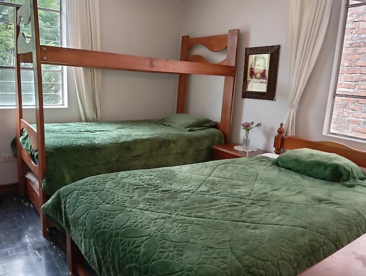 ห้องพัก 1 ห้องมีเตียง 2 หลังและเตียงเดี่ยว 1 หลัง