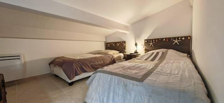 חדר שינה 4 עם 2 מיטות יחיד וטלוויזיה