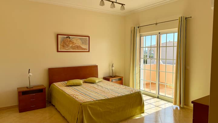 ห้องนอนคู่กว้างขวางรับแสงแดดได้ดีเยี่ยม
ห้องพักพร้อมระเบียงและวิวสระว่ายน้ำ