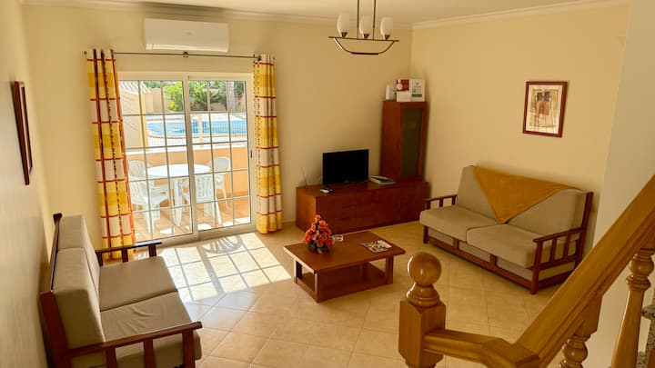 ห้องนั่งเล่นขนาดใหญ่พร้อมวิวสระว่ายน้ำ