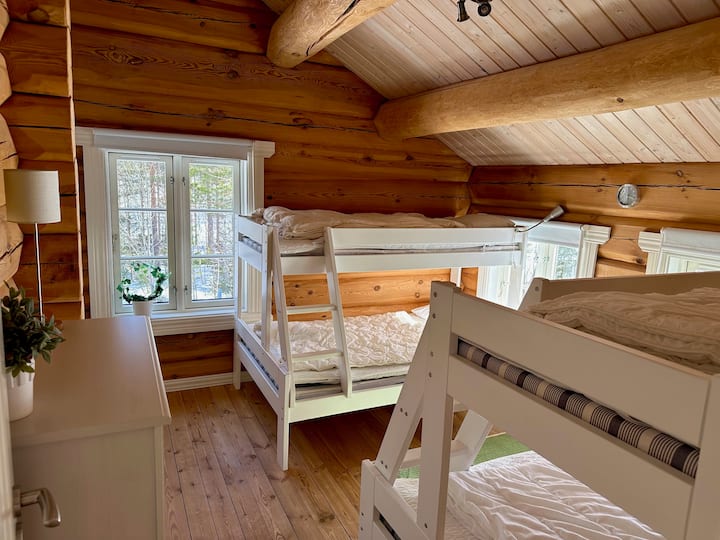 Нашата поголема спална соба со двокреветни кревети каде што долниот дел е 120 см (две лица можеби спијат), а горниот дел е 80 см.