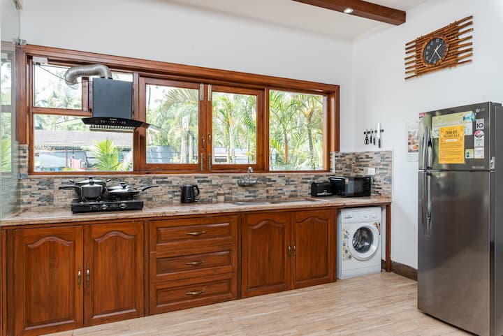 Full kitchen image 2