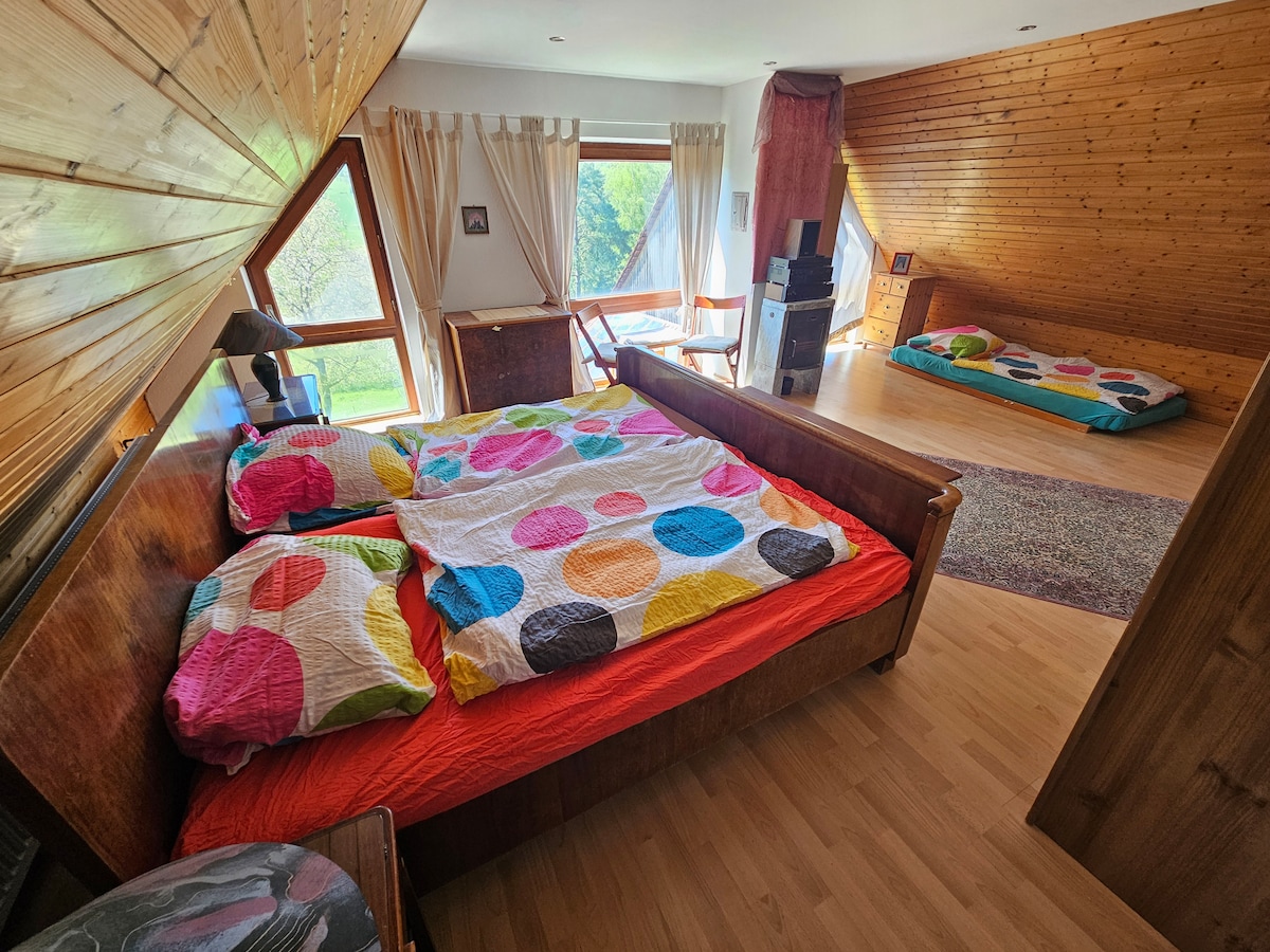 Ovom se sobom mogu koristiti 4 osobe. 
Bračni krevet (širine 125-149 cm) 
jednostruki madrac na postolju s letvicama