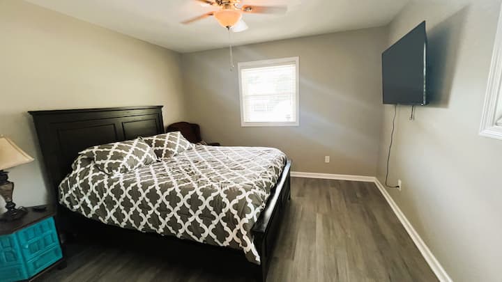 Dormitorio #4 con cama tamaño queen y TV Roku