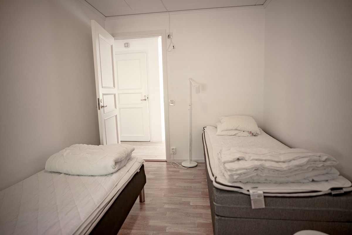 Dve jednolôžka. Po 90 cm,