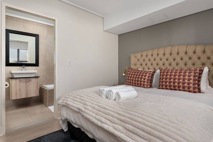 Power Backup-Next to Mall-WatersEdge 2-Bedroom Apt gallery image 5