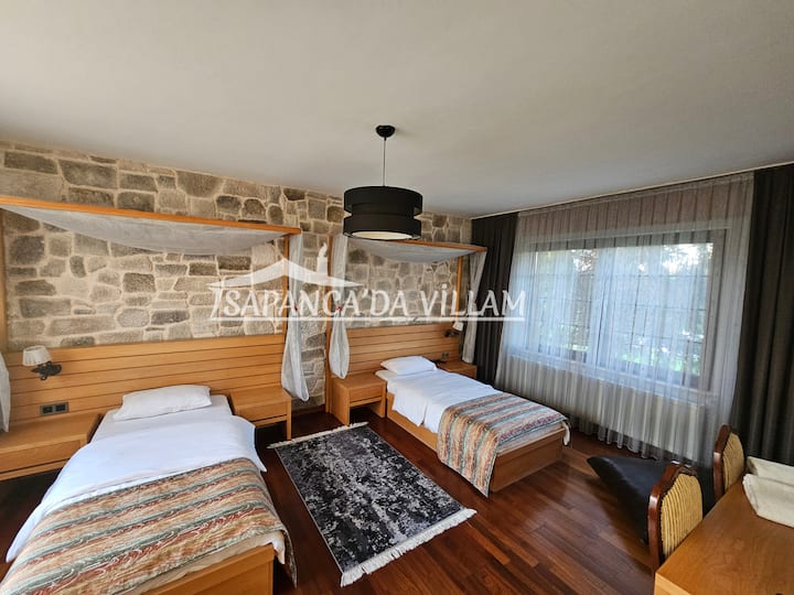 Დაბლა 2 ერთადგილიანი საძინებელი Პირველი სართული  2 ერთადგილიანი საწოლი, 