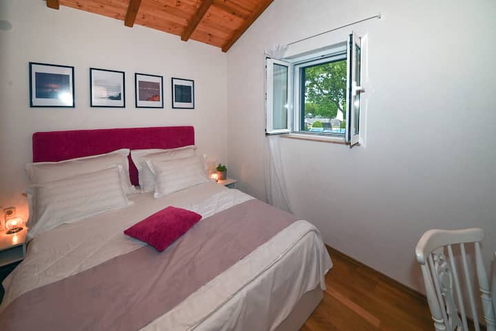 Chumba cha kulala No2 kilicho na kitanda cha watu wawili,  AC - sakafu ya chini