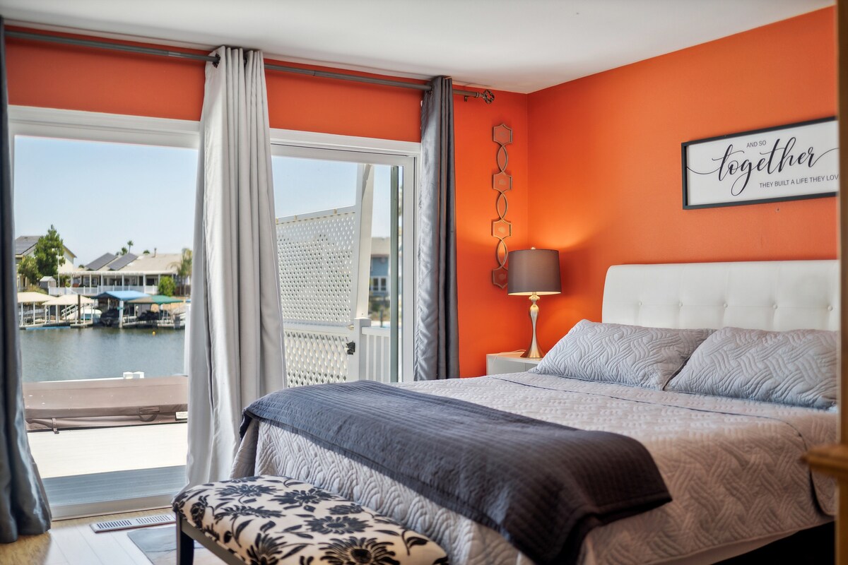 Chumba Mahiri cha kulala kilicho na kitanda aina ya Cal King