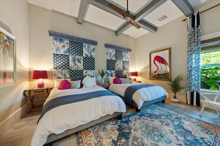 Queen Beds Share Blue-ის შერეული ნიმუშები და ფლამინგოს ვარდისფერი პოპები