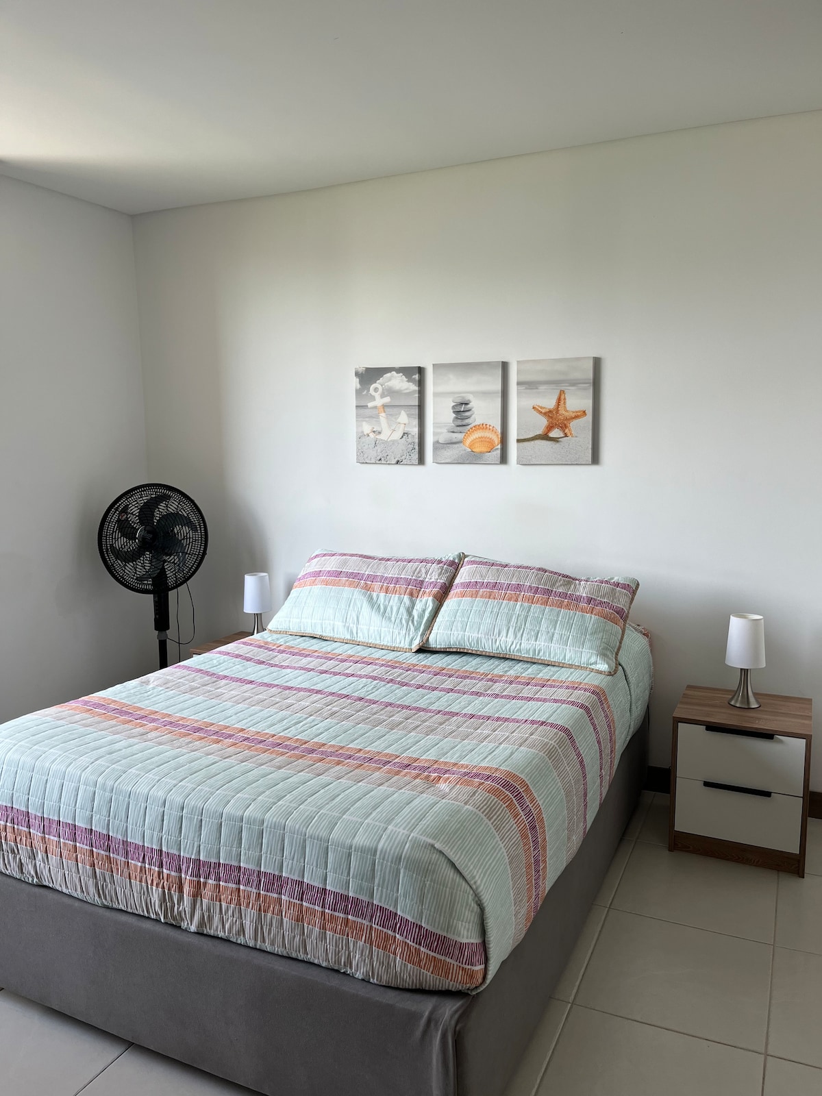 habitacion con cama doble. Closet completa. Baño privado