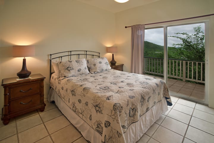 Მე ‑ 5 საძინებელი მდებარეობს კოტეჯში, იმავე ტერიტორიაზე, სადაც კასა ‑ დე ‑ სუენოსი. Კოტეჯში არის სამზარეულო, მისაღები სივრცე, 1,5 სააბაზანო და საძინებელი.