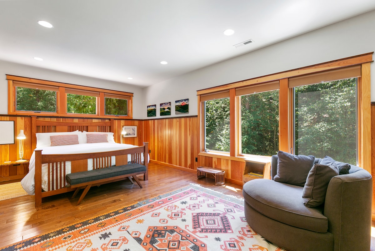 California King in Bedroom sa nachádza na poschodí s útulnou otočnou stoličkou na čítanie.