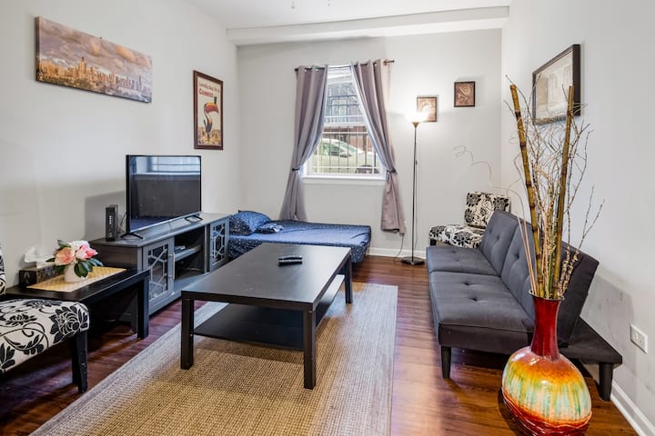 Dvojitá futónová posteľ, dvojitá konvertibilná futonová posteľ, konferenčný stolík a televízor so streamovacími kanálmi/rôznymi miestnymi stanicami/káblovou televíziou.