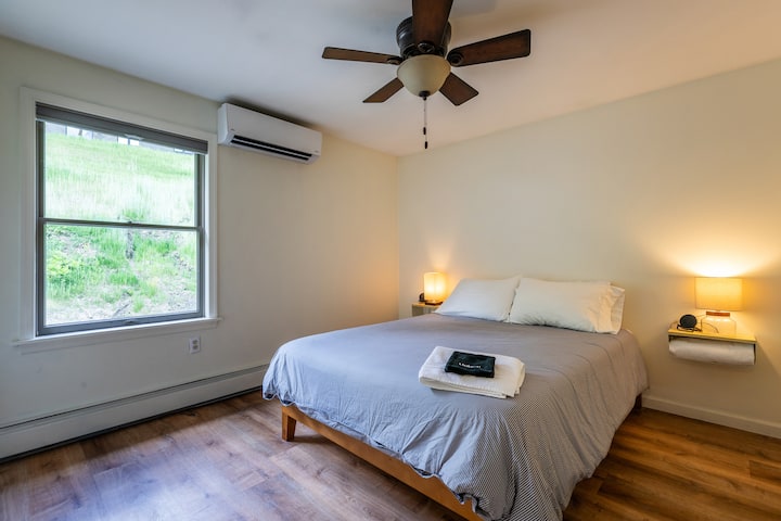 Camera 2 - piano superiore. Materasso Queen Tuft & Needle. Ventilatore a soffitto, riscaldamento e aria condizionata ti faranno sentire a tuo agio.