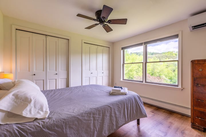 Camera da letto 1 - Al piano superiore. Materasso Queen Casper e splendida vista. Ventilatore a soffitto, riscaldamento e aria condizionata ti faranno sentire a tuo agio.