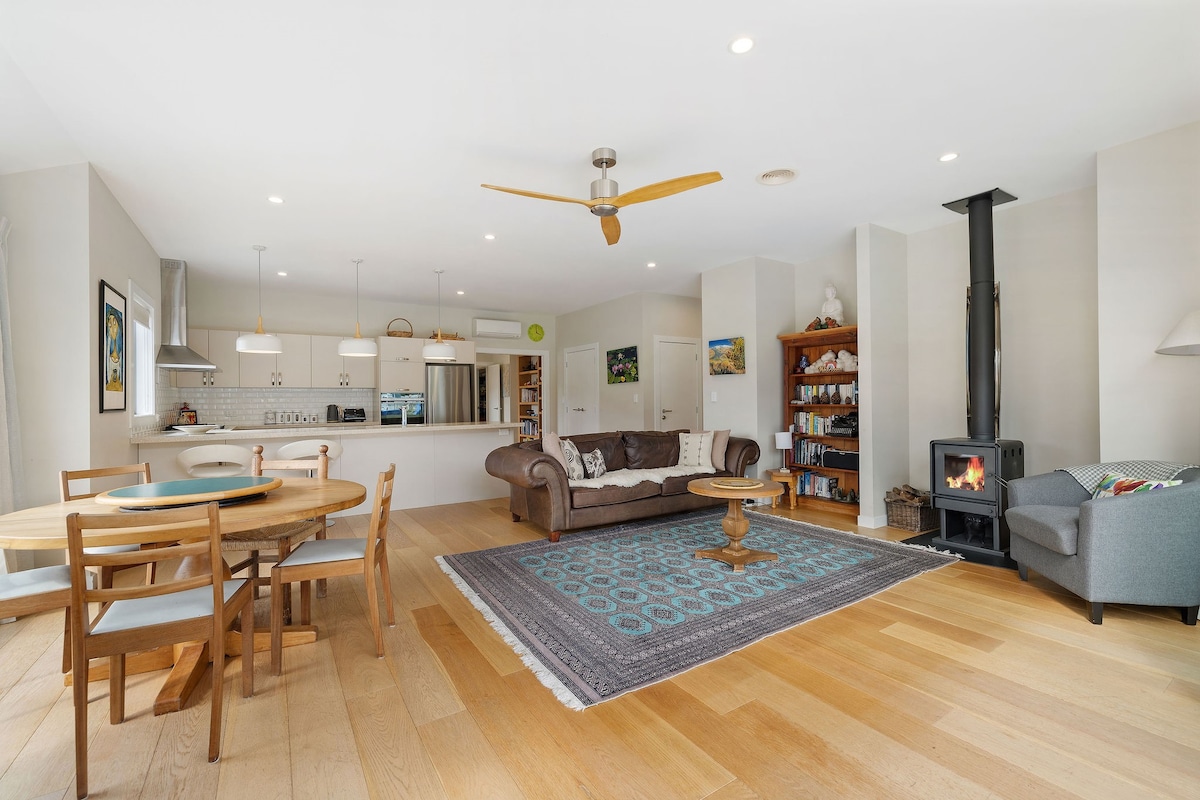 Top performing Airbnb: Glenorchy Home On The Lake! in Wakatipu Outer