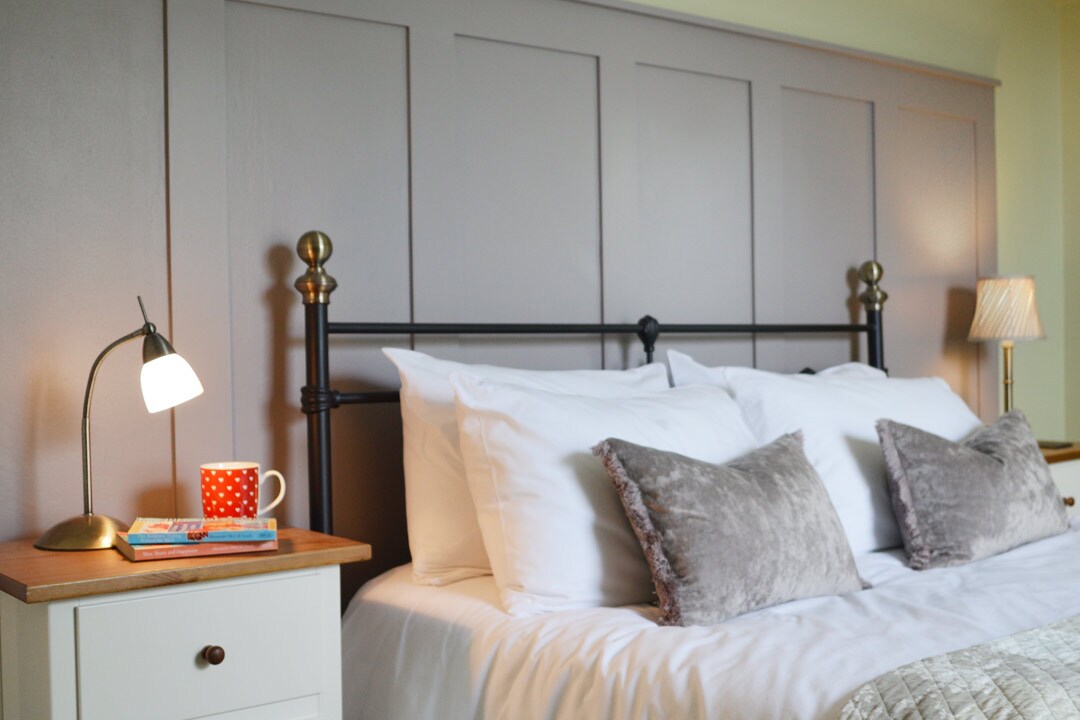 Arriba, el dormitorio principal tiene una cómoda cama tamaño king.