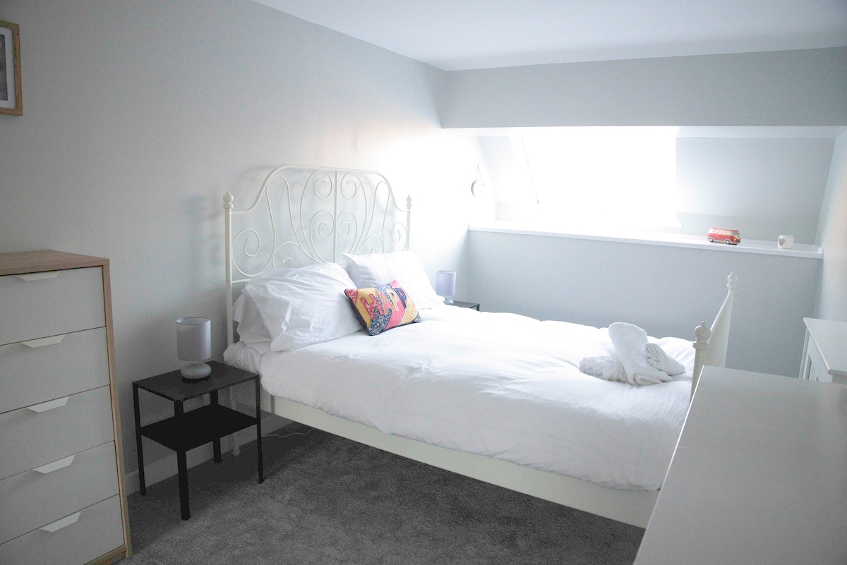 ห้องนอนใหญ่พร้อมเตียงคู่