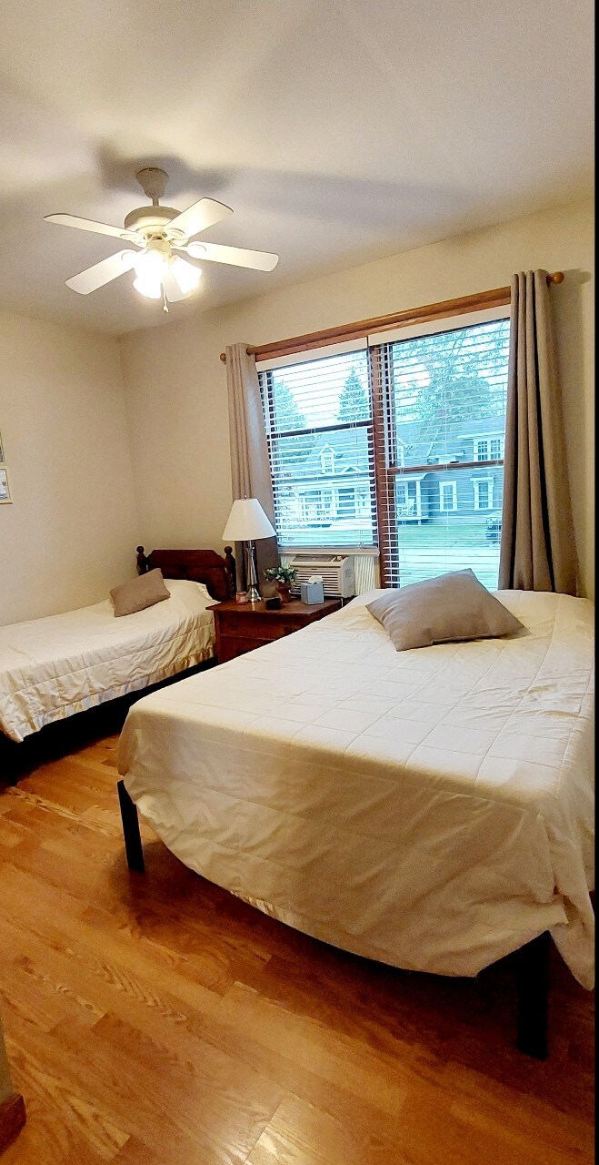 Camas tamaño queen e individuales, TV de 32pulgadas con Netflix, Hulu, Prime y Spectrum. Armario y cómoda para guardar ropa. 