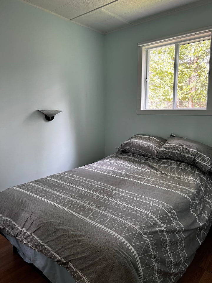 Chumba cha 2 cha kulala: Kitanda cha watu wawili kilicho na godoro la povu kwa ajili ya starehe ya ziada