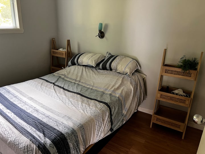 Chumba cha kwanza cha kulala: Kitanda cha watu wawili kilicho na godoro la povu kwa ajili ya starehe ya ziada.