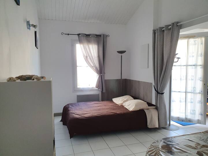 Sleeping bed 140 in living space